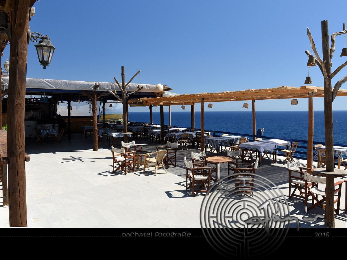 001 - taverna Grande Blue na skále nad stejnojmennou pláží