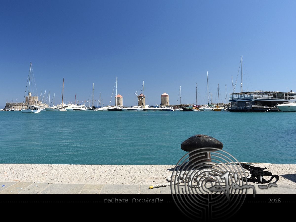 013 - přístav /v pozadí větrné mlýny a pevnost Agios Nikolalos