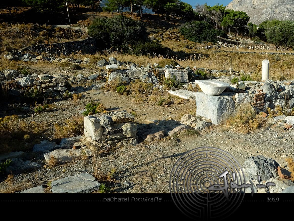 002 ...a ruiny Basiliky Agias Triádos nad pláží