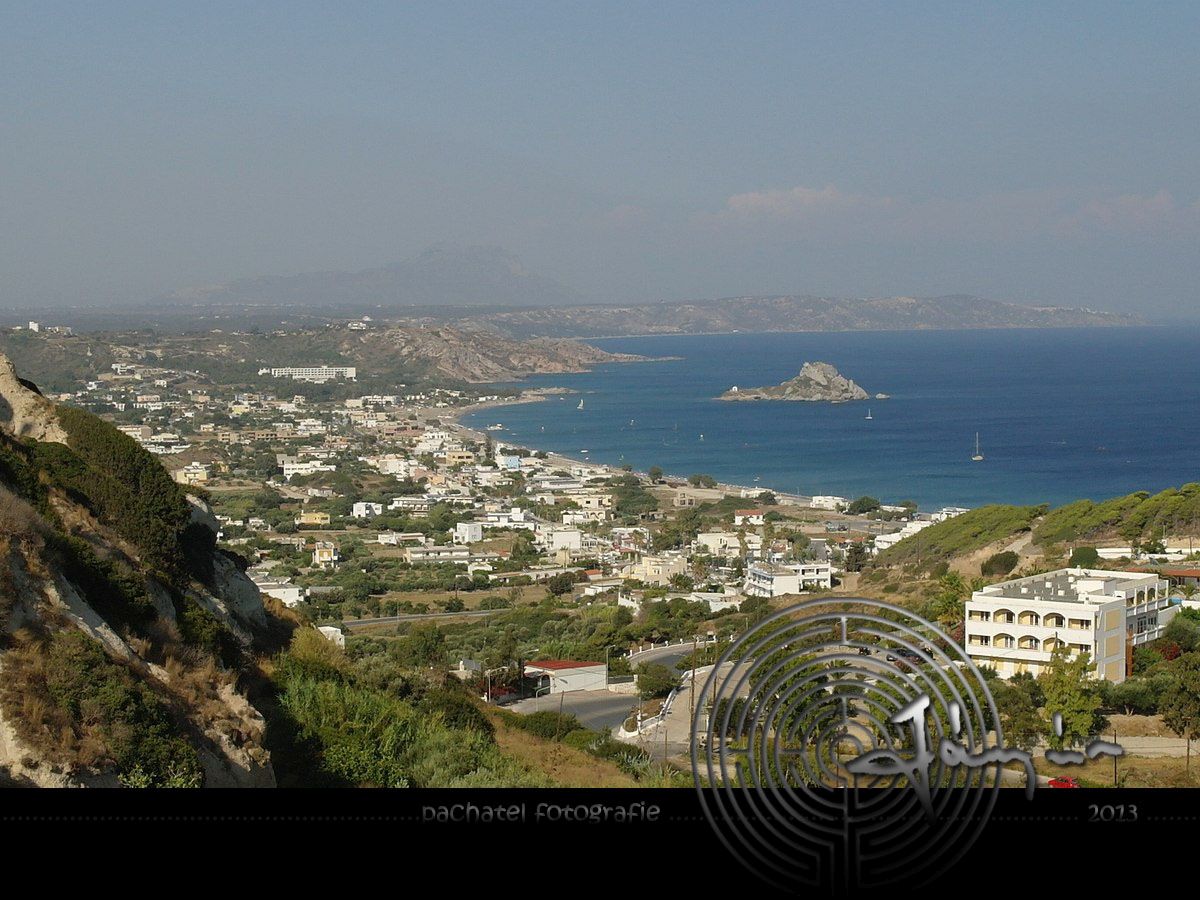 001 - pohled z Kefalosu na Kamari, pozadí Agios Stefanos s ostrůvkem Kastri