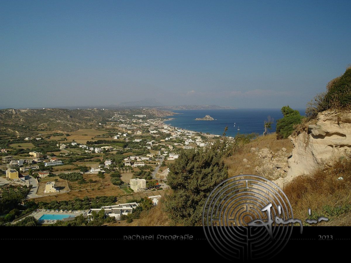 001 - pohled na Kamari, moře a ostrůvek Kastri